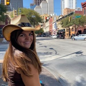 Meet your Posher, Caroline